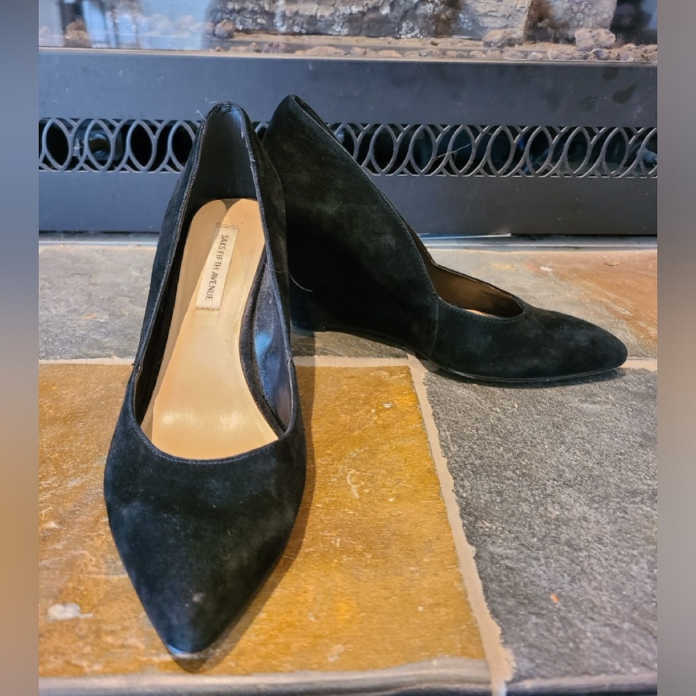 Saks 5th Avenue Genuine Black Velvet Suede Wedge Heel Shoes size 7.5